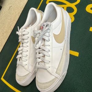 NIKE BLAZERS LOW